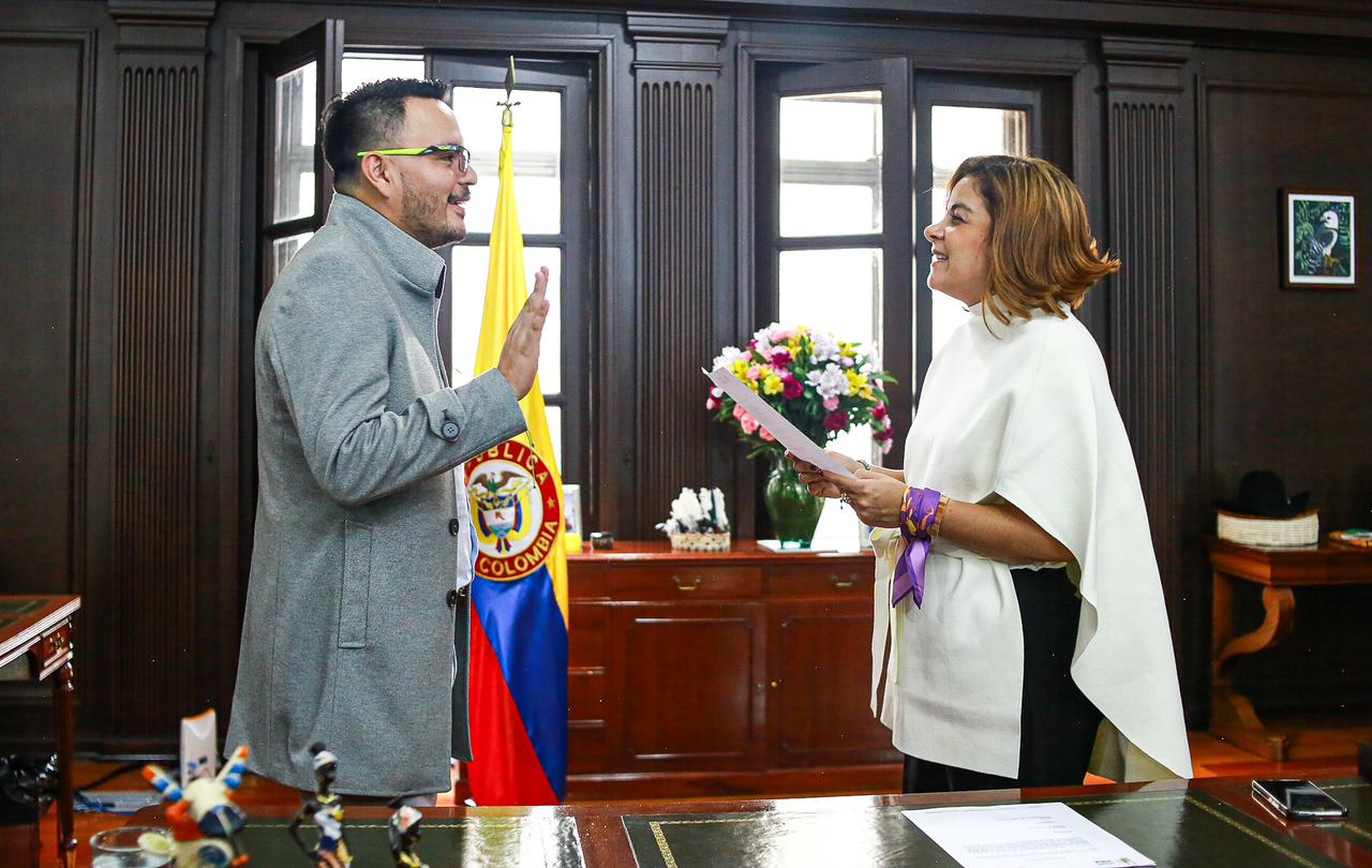 Foto de la posesión del Dr. Harman ante la Ministra de Agricultura Jhenifer Mojica.