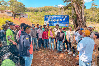 Campesinos reunidos en el predio La Querida