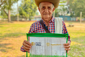 Campesino con titulo de tierra en sus manos