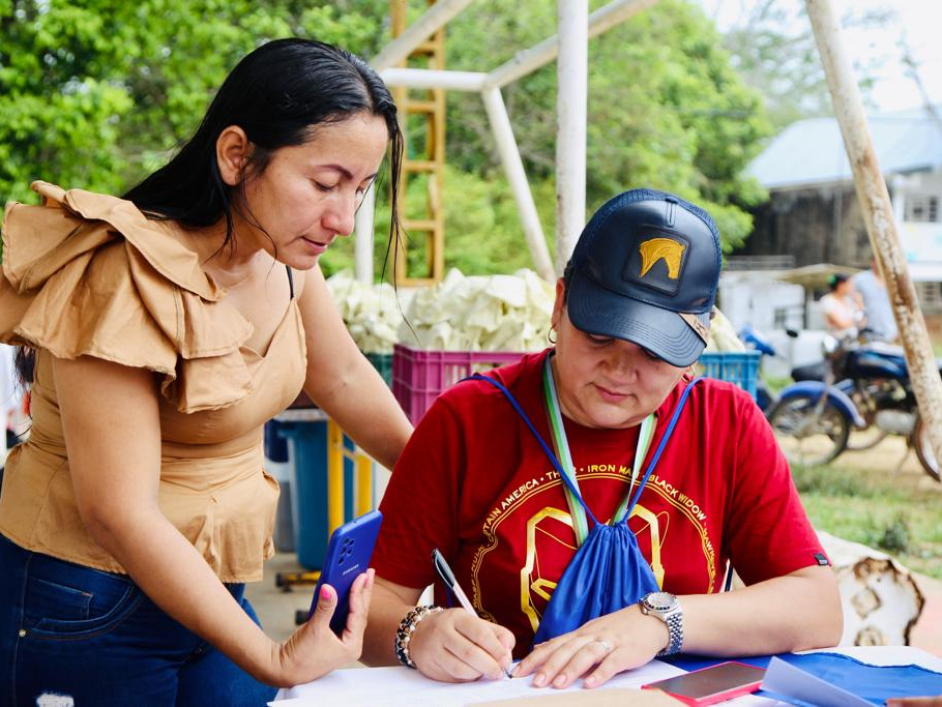 Dos mujeres revisando un documento