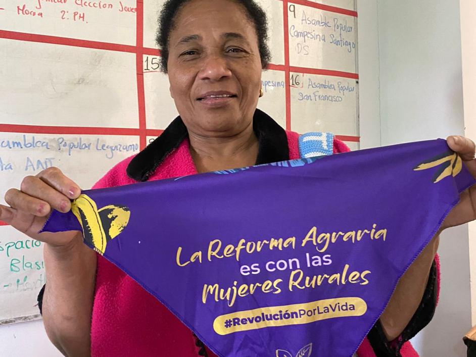 Campesinos del campesinos felices reciben tierras formalizadas 2